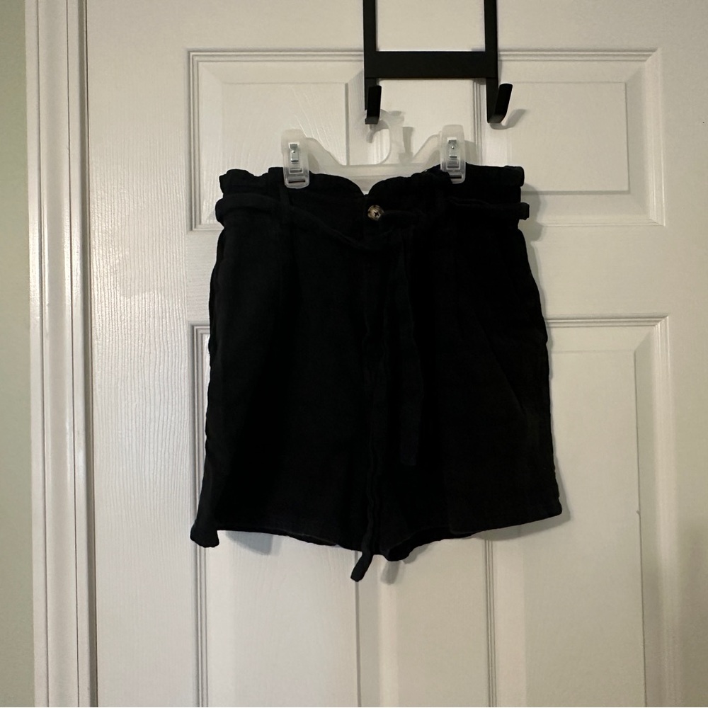Black linen high-wasted shorts